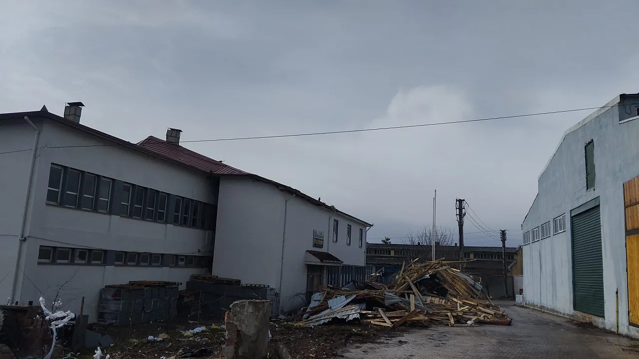 Ladik'te evlerin çatıları havada uçuştu!