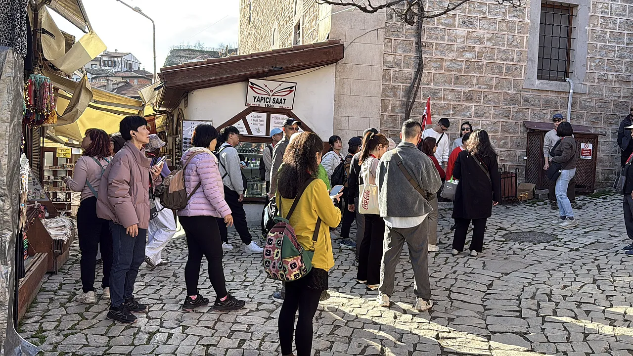 Safranbolu'da hafta sonu yoğunluğu: Tarihi sokaklar doldu taştı