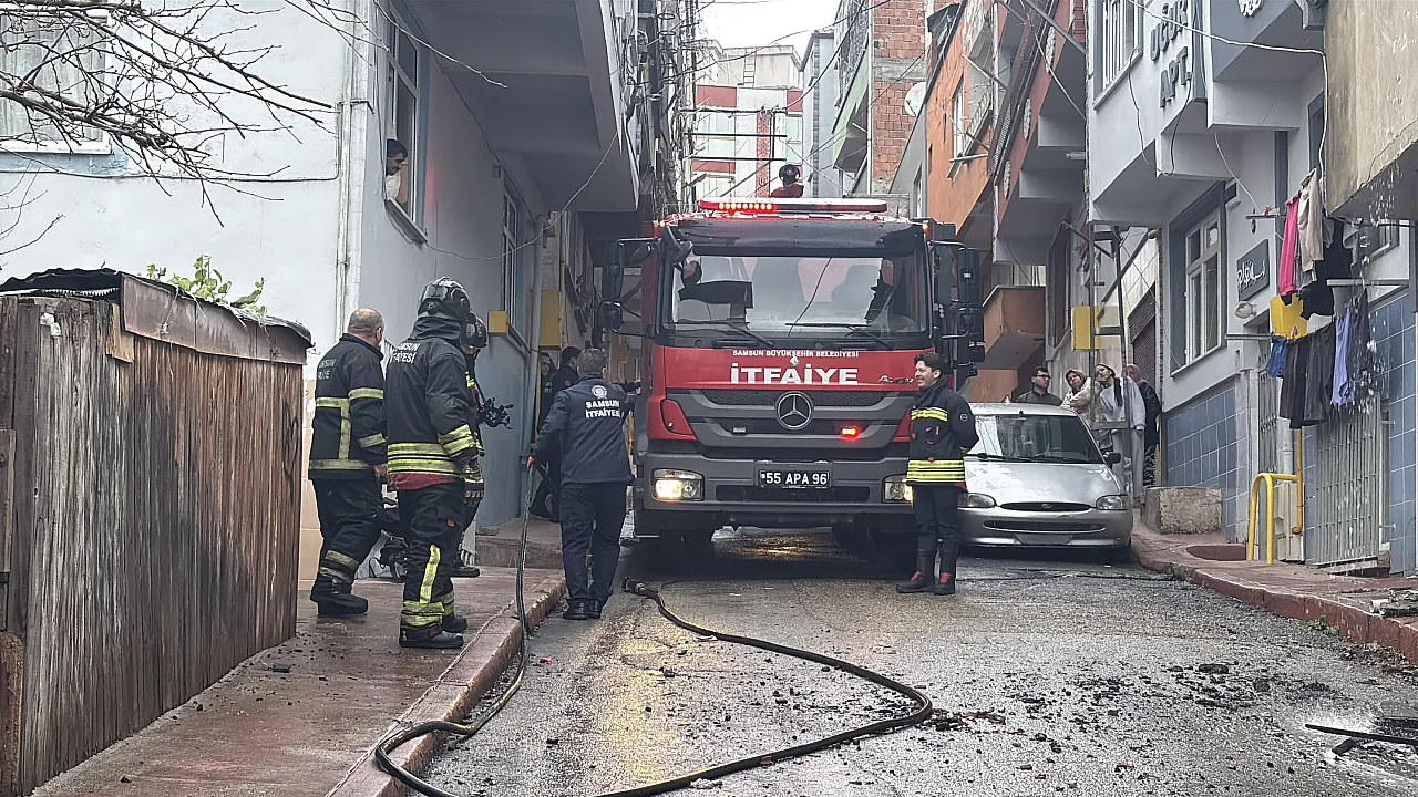 Samsun'da evin çatısında yangın paniği