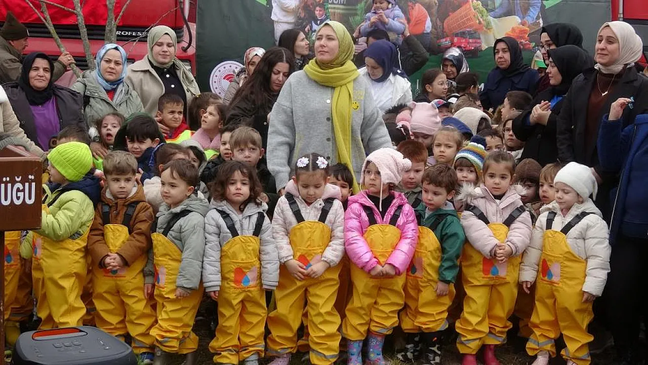 Minik eller doğaya can verdi
