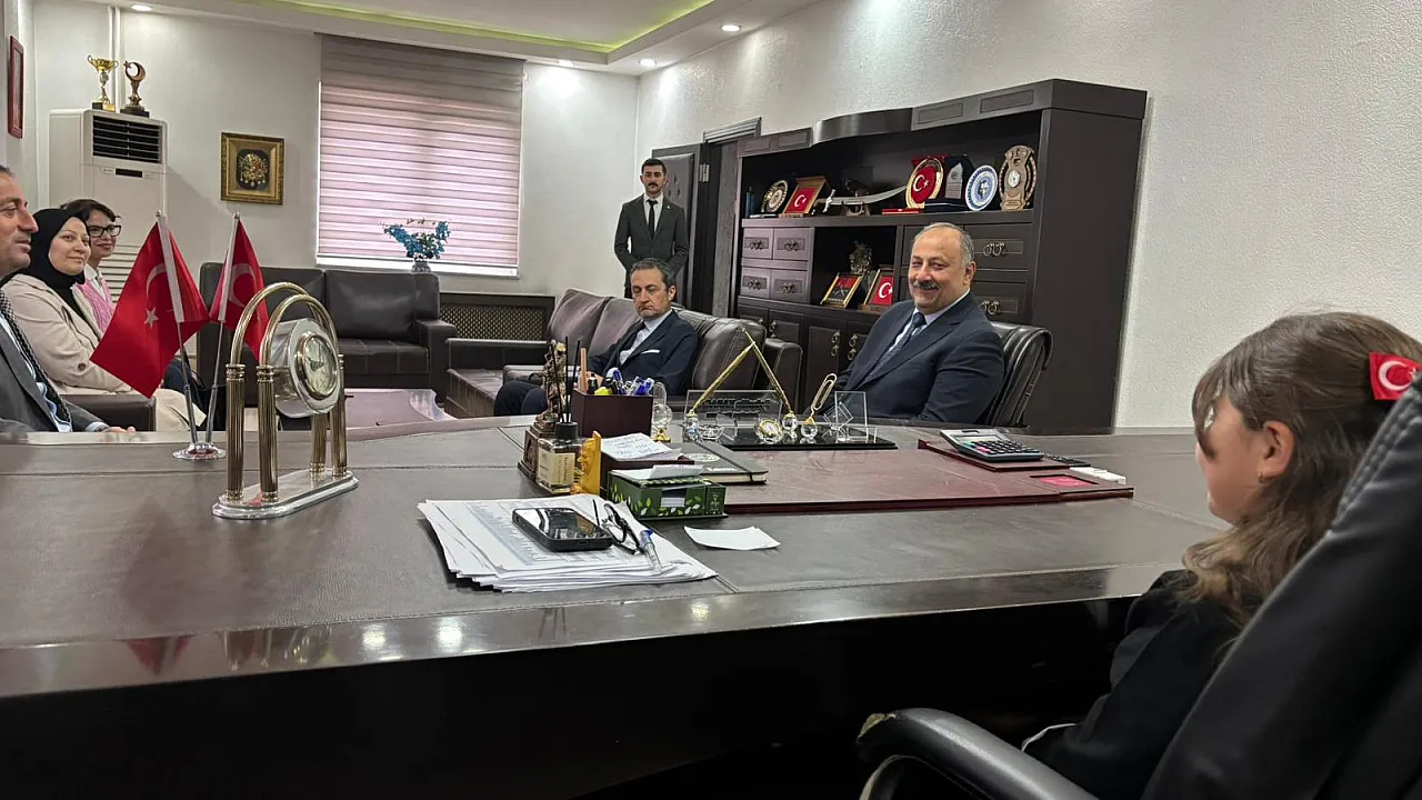23 Nisan'da başkanlık koltuğu çocuğa emanet