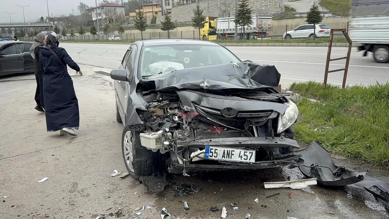 Samsun'da otomobil park halindeki tıra çarptı: 5 yaralı