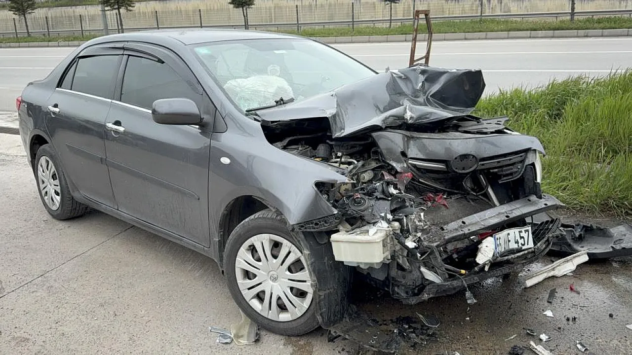 Samsun'da otomobil park halindeki tıra çarptı: 5 yaralı