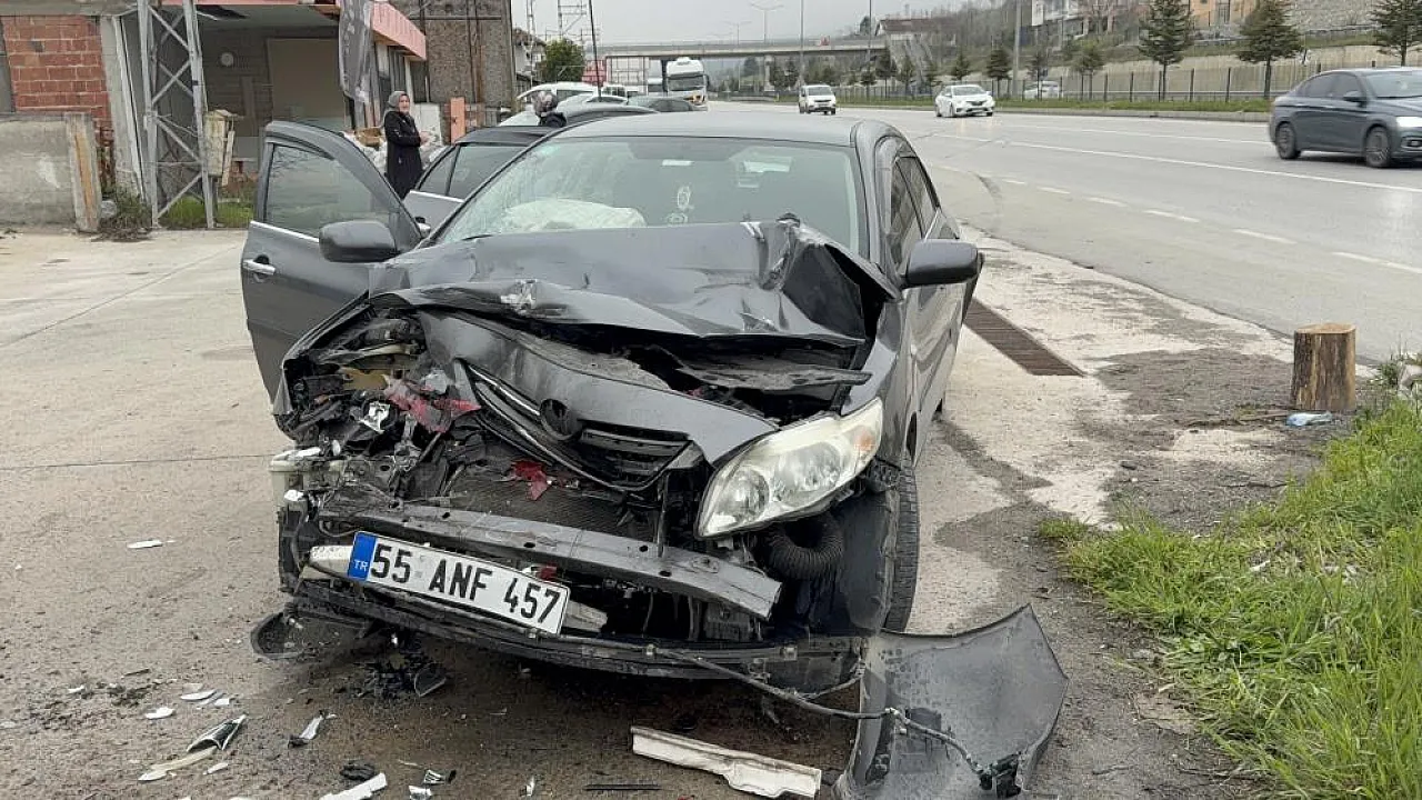 Samsun'da otomobil park halindeki tıra çarptı: 5 yaralı