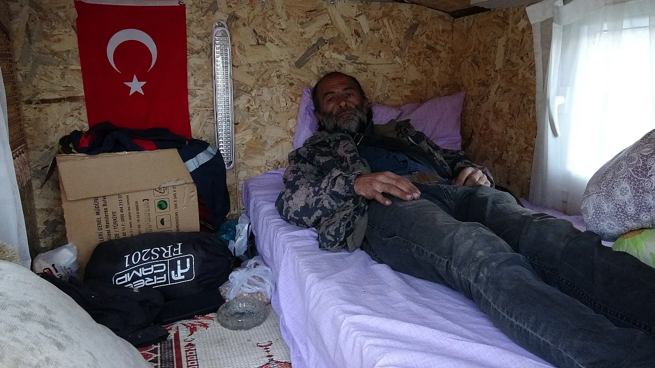 Ev bulamayınca tarım aracını karavana dönüştürdü