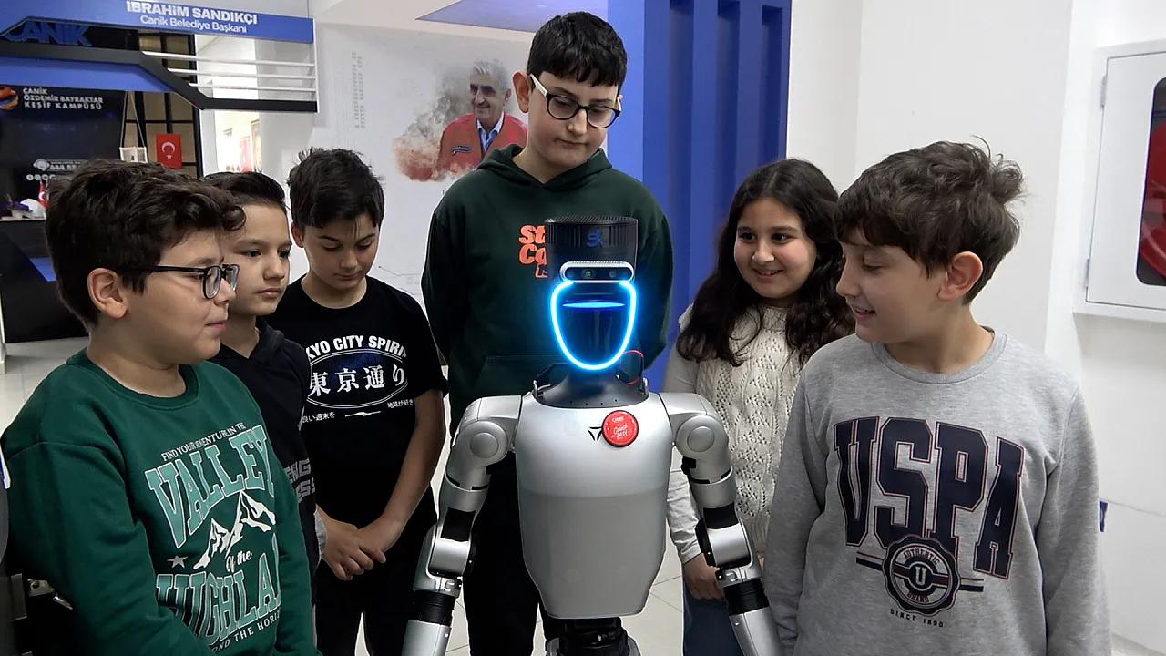 Türkiye'nin nüfusa kaydedilen ilk robotu şimdi de işe başladı.. Şimdi Canik'te!