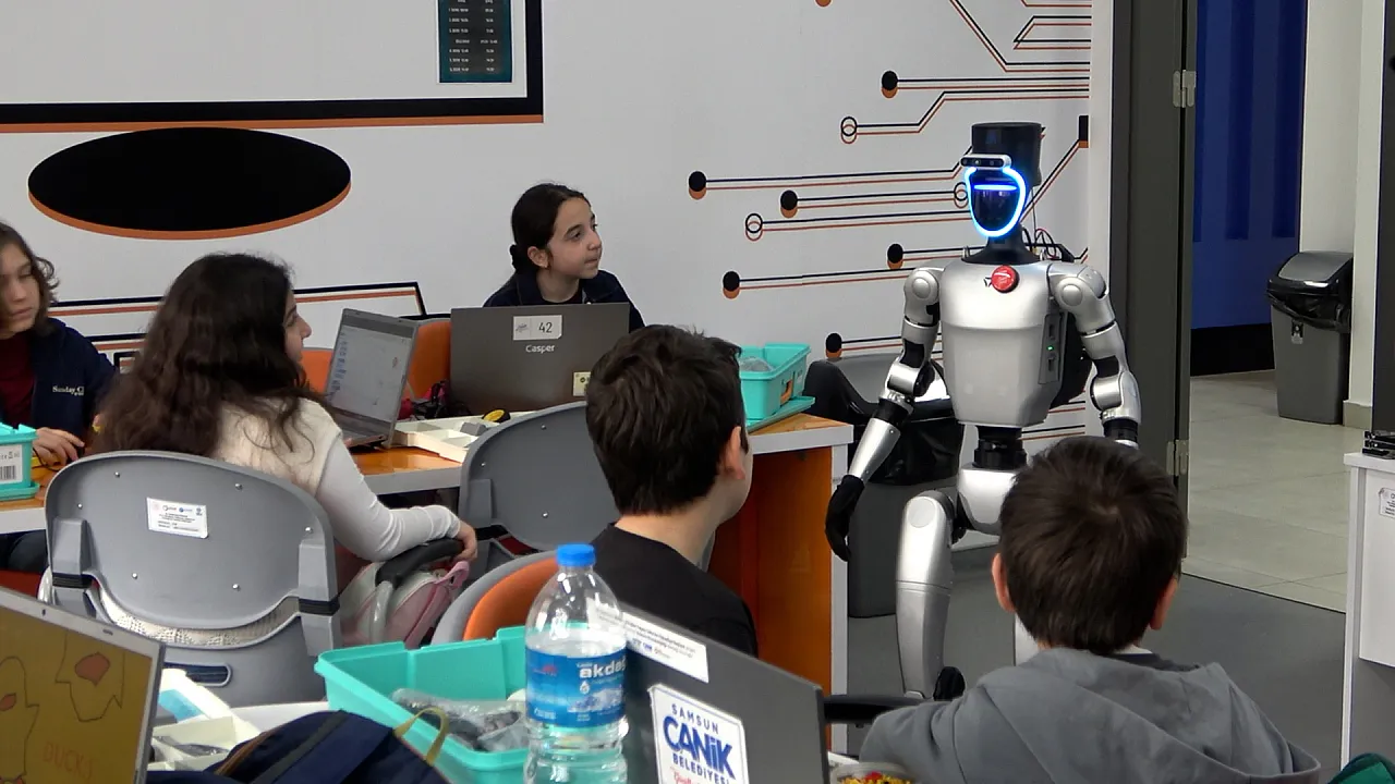 Türkiye'nin nüfusa kaydedilen ilk robotu şimdi de işe başladı.. Şimdi Canik'te!