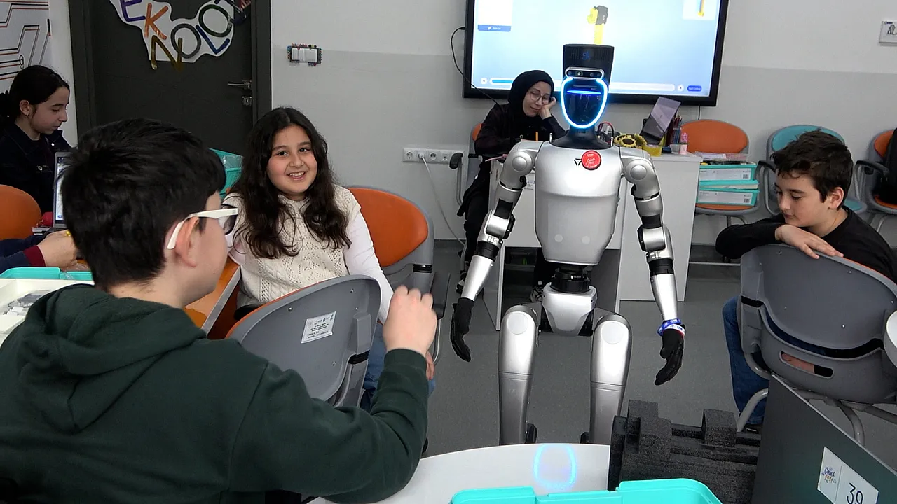 Türkiye'nin nüfusa kaydedilen ilk robotu şimdi de işe başladı.. Şimdi Canik'te!