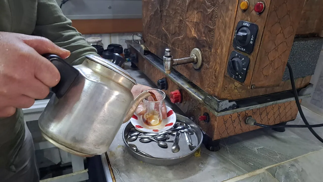 Çay sıcak suyla mı soğuk suyla mı demlenir?
