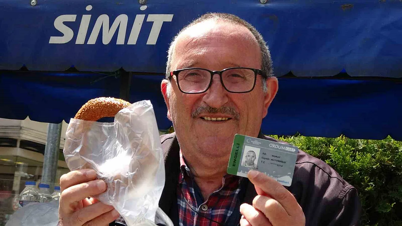 Tezgahı küçük, gönlü büyük engelli simitçi