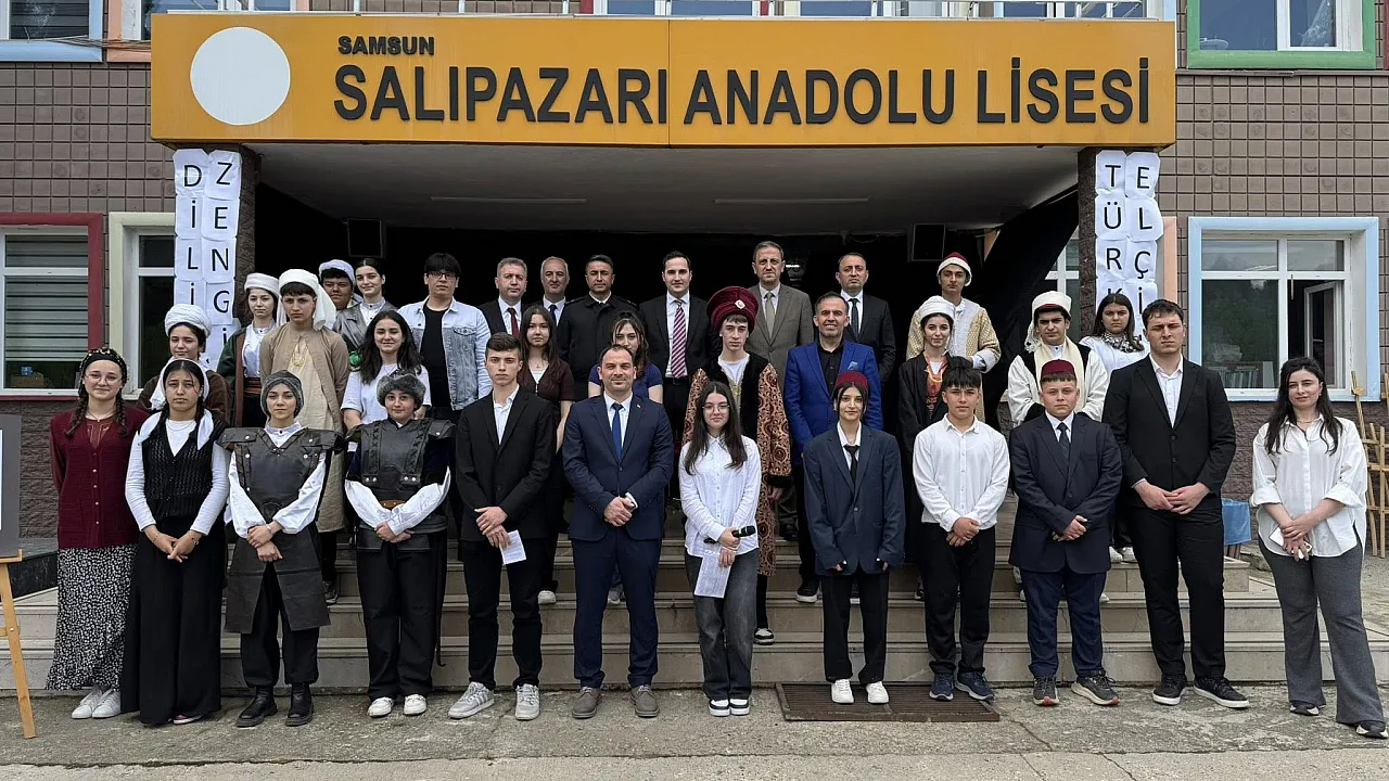 Salıpazarı'nda gençlerden Türkçeye anlamlı mesaj