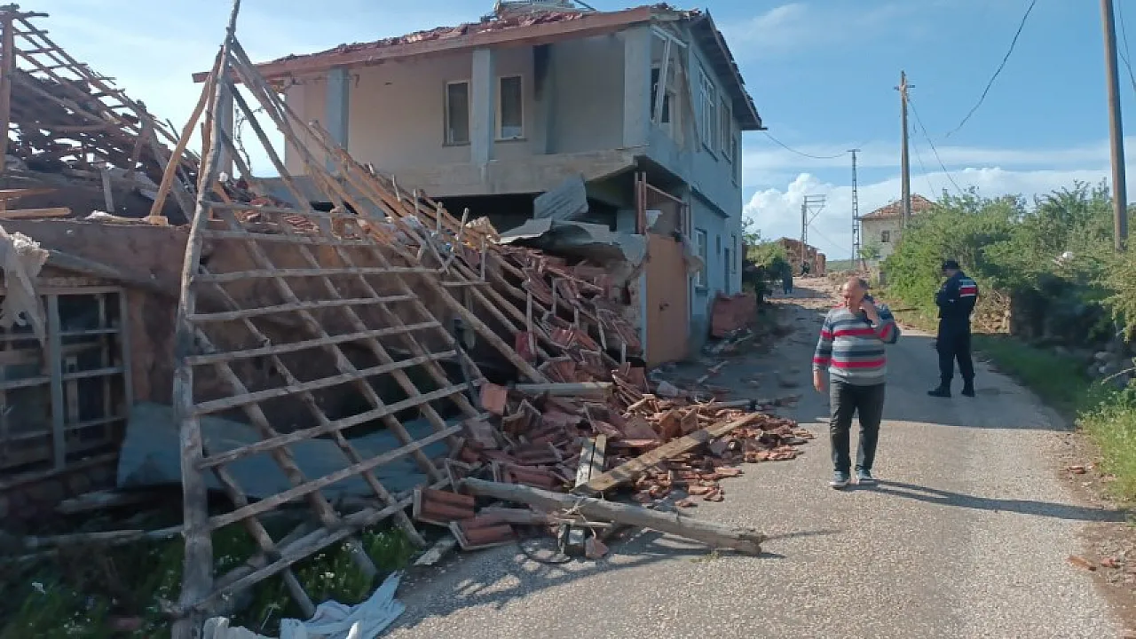 Çorum'da hortum meydana geldi: Evlerin çatısı uçtu, ağaçlar devrildi