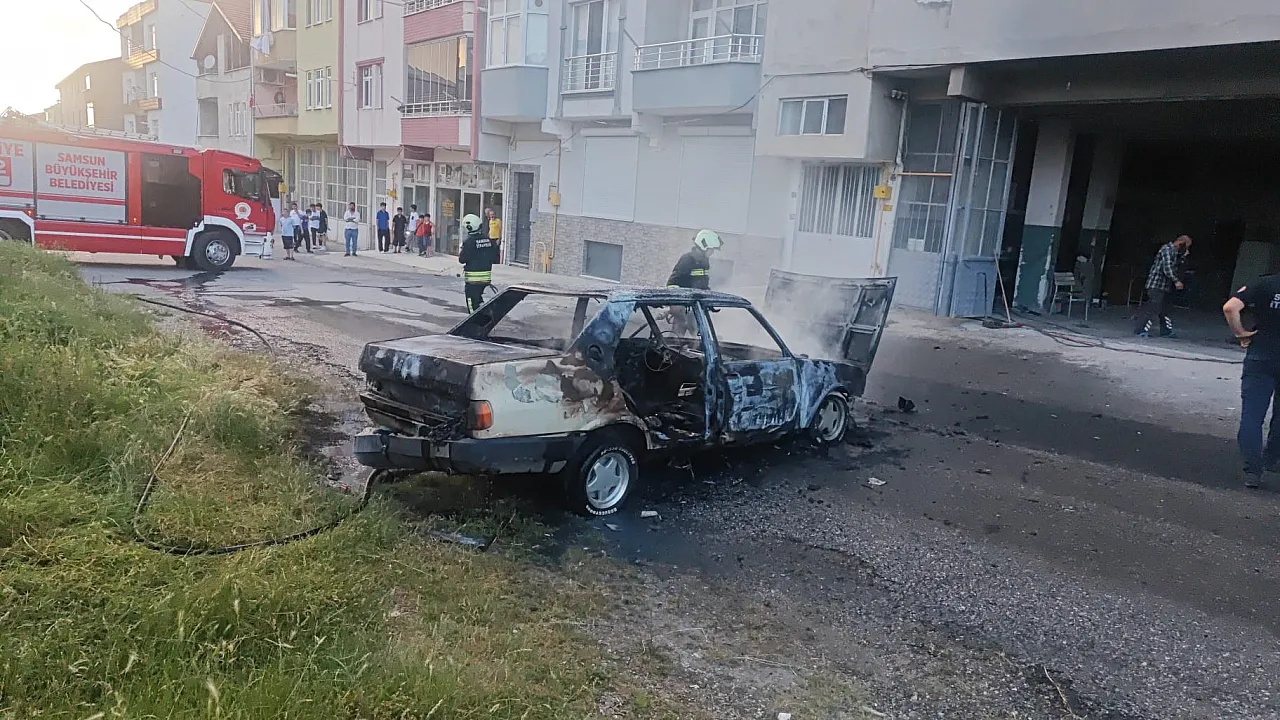 Kaportacı dükkanında otomobil alev aldı