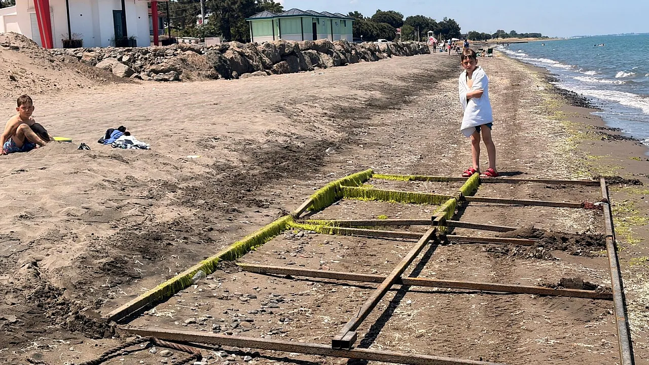 Samsun'un Gözde Sahilinde Çöp Manzaraları Tepki Çekti