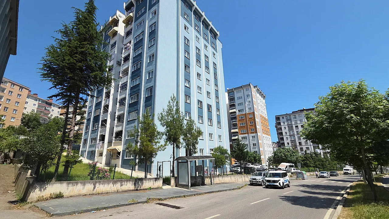 Samsun'da 11 katlı binanın 1'inci katından düşen kişi yaralandı