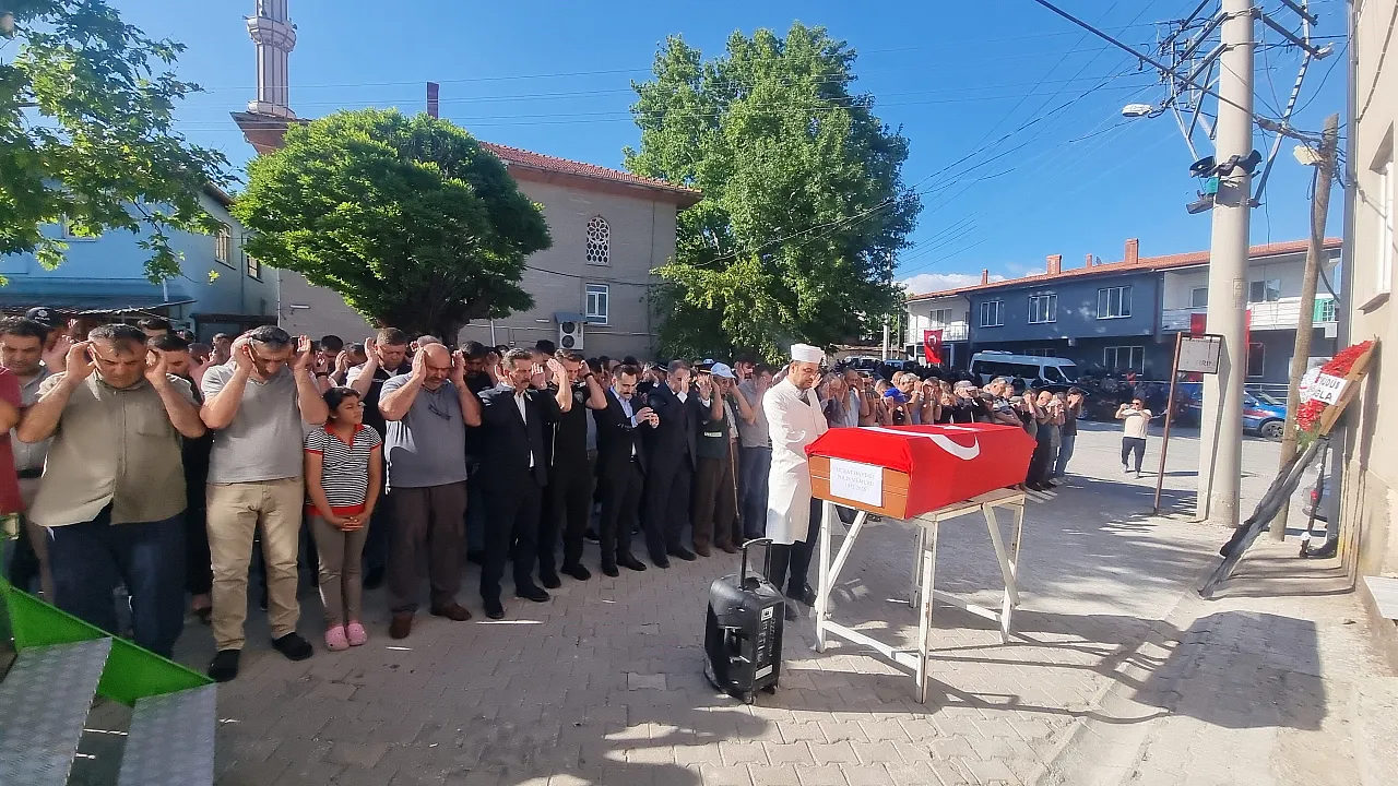 Görev başında vefat eden polis memuru toprağa verildi