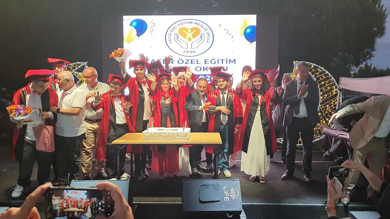 Atakum'da engel tanımayan mezuniyet: 12 özel öğrenci kep attı!
