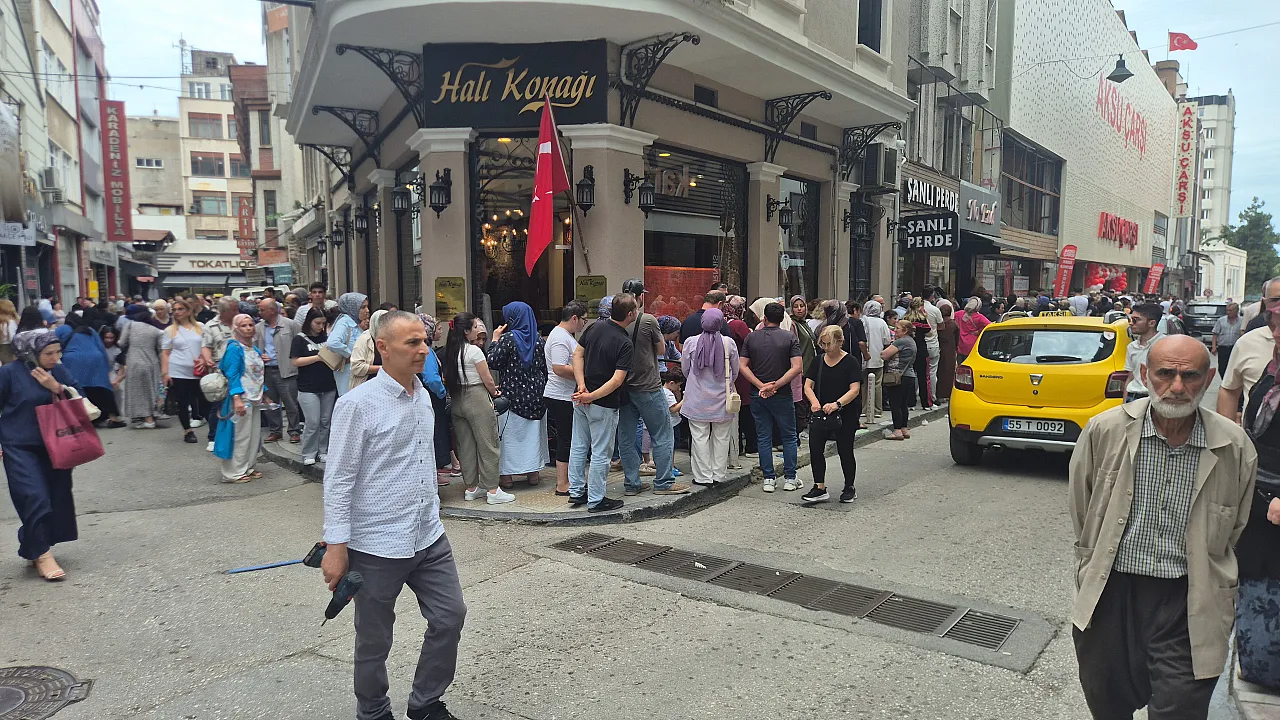 Samsun'da metrelerce çekiliş kuyruğu