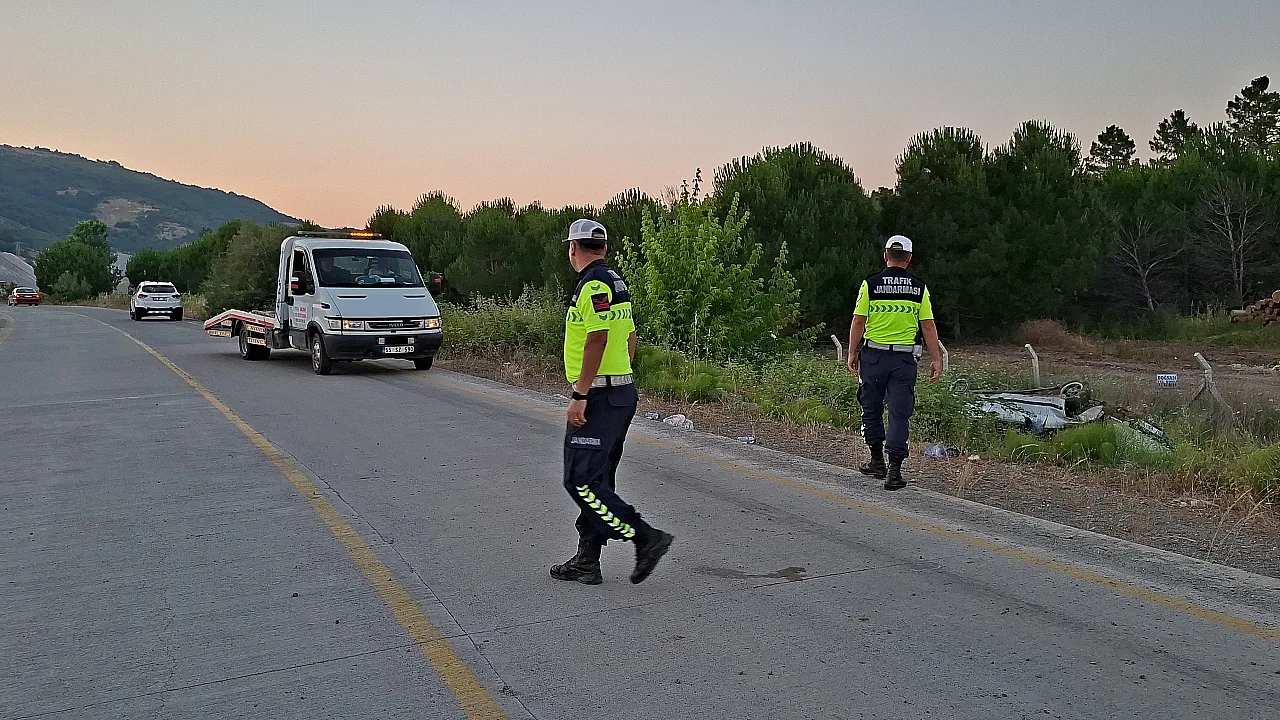 Bafra'da Otomobil Şarampole Devrildi: 3 Yaralı