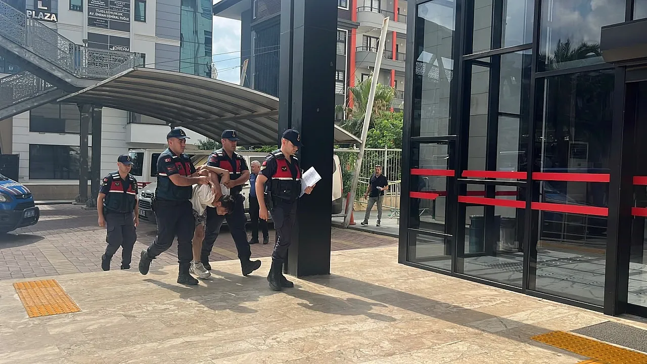 Marketten parayı aldı, içinde çocuk bulunan otomobili kaçırdı, kaçarken cep telefonu gasp etti
