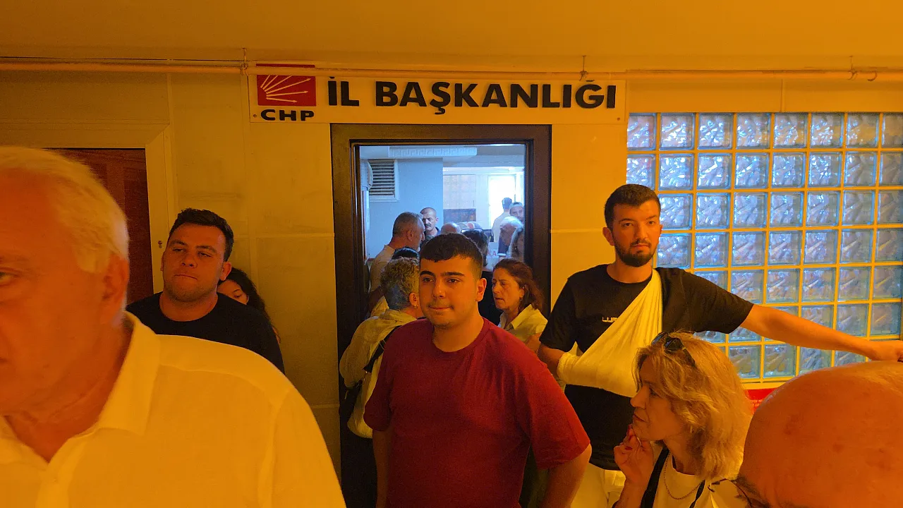 CHP Samsun İl Başkanlığı boşaltıldı, partililer Özgür Özel İletişim Ofisi'ne yürüdü