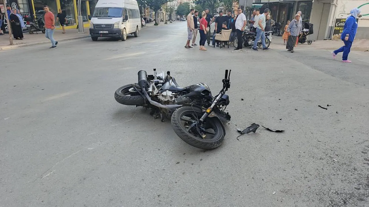 Bafra'da Kavşakta Motosiklet ile Otomobil Çarpıştı: 1 Yaralı