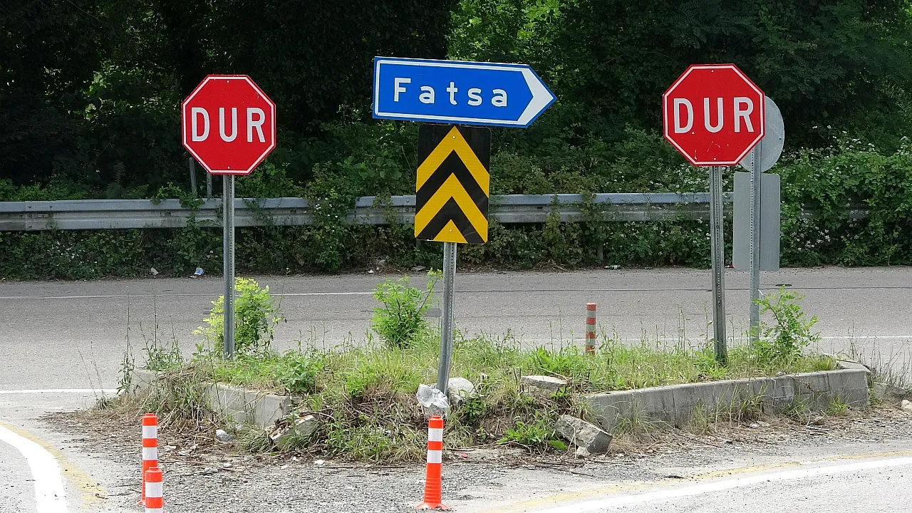 Kafa karıştıran kavşakta tabela sayısı azaltıldı
