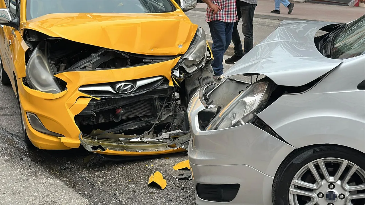 Samsun'da hafif ticari araç taksiyle kafa kafaya çarpıştı: 2 yaralı