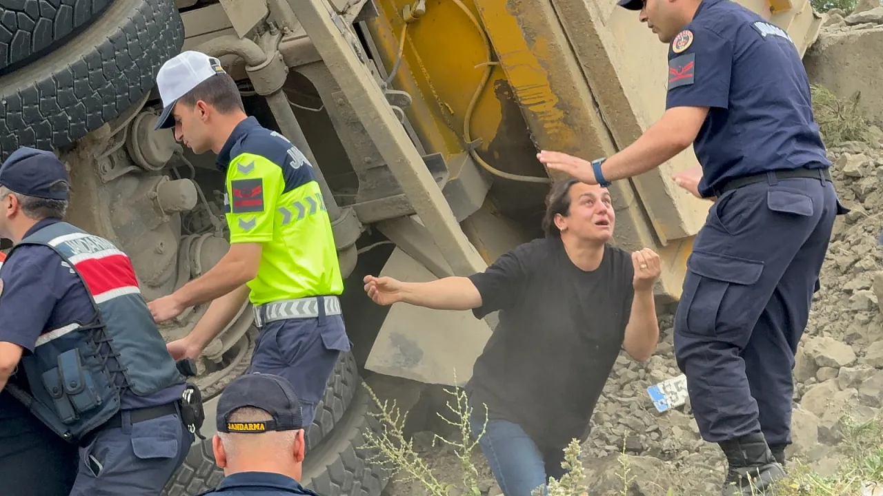 Taş yüklü kamyon devrildi sürücüsü hayatını kaybetti