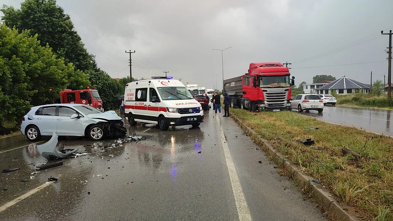 Çarşamba'da feci kaza: 2'si ağır 4 yaralı