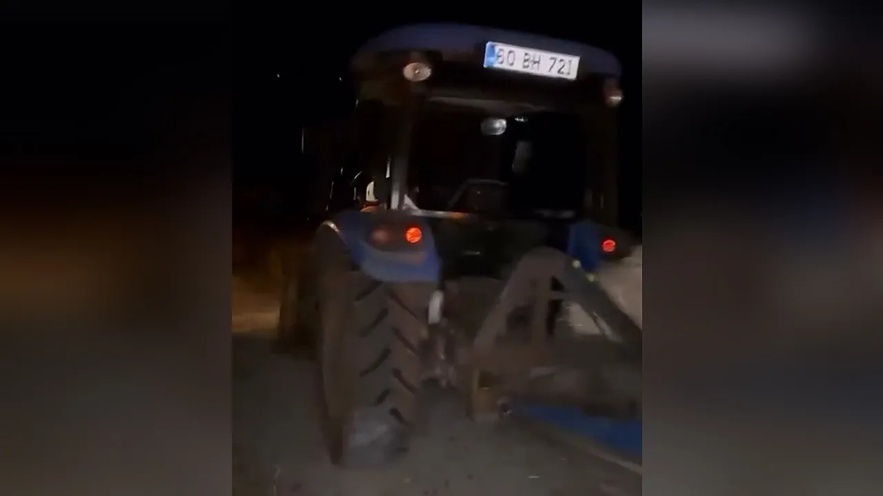 Kazayı fark ettirmek için yola saman balyası koydu, otomobil çarptı: O anlar kamerada