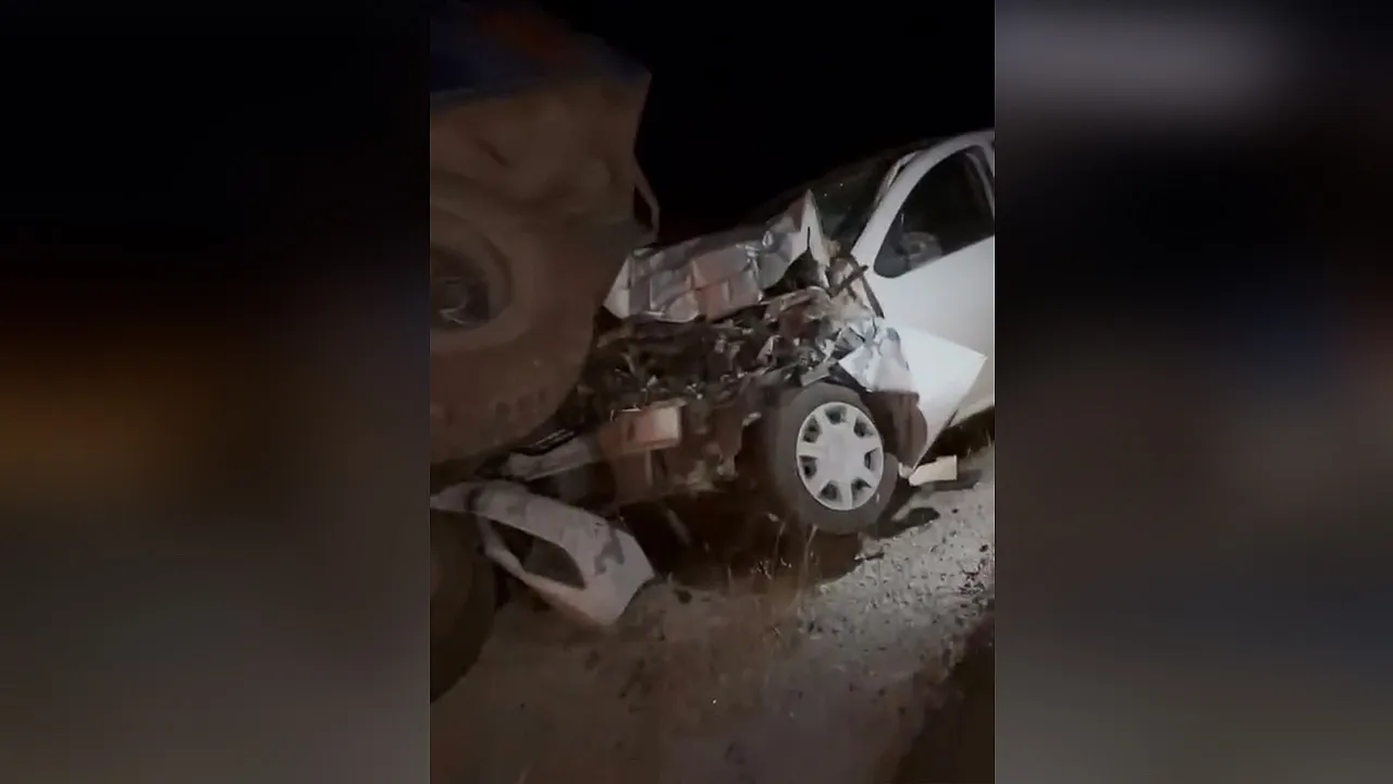 Kazayı fark ettirmek için yola saman balyası koydu, otomobil çarptı: O anlar kamerada