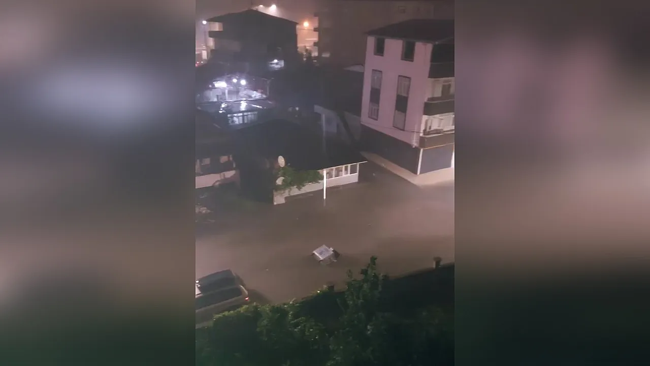 Çarşamba'da sağanak yolları göle çevirdi
