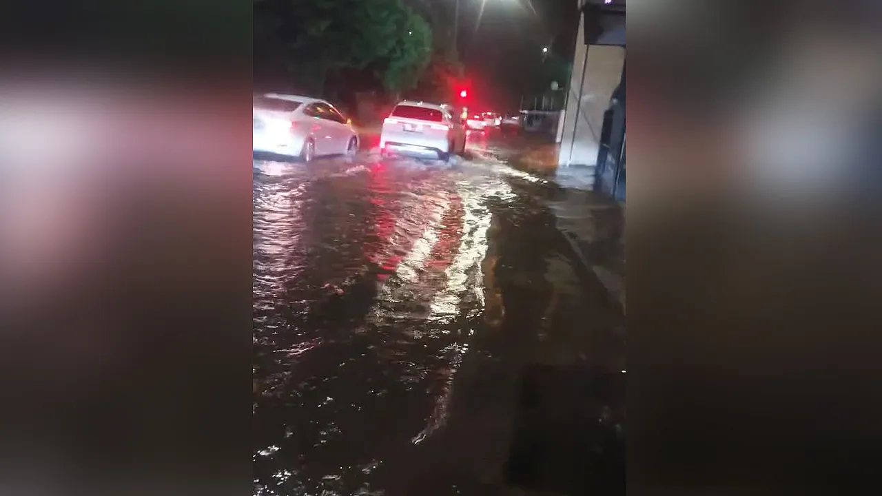 Çarşamba'da sağanak yolları göle çevirdi