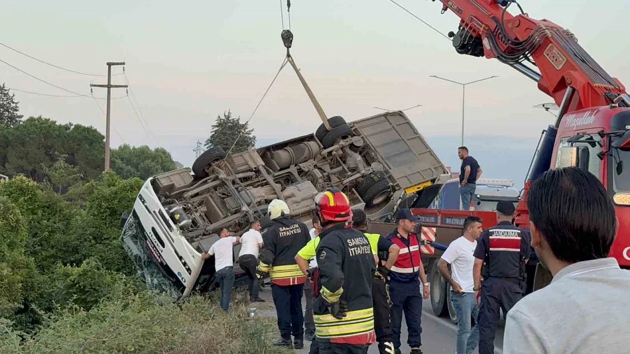 Çarşamba özel halk otobüsü devrildi: 21 yaralı