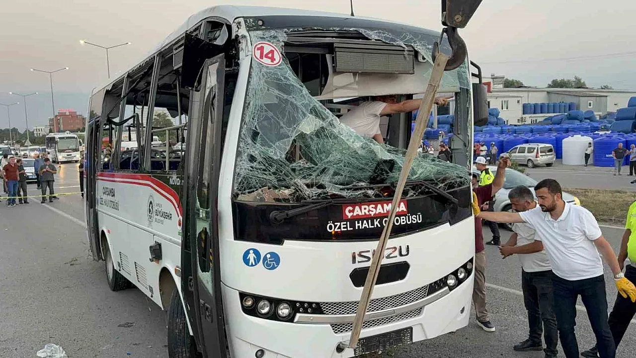 Çarşamba özel halk otobüsü devrildi: 21 yaralı
