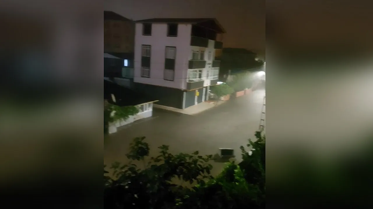 Çarşamba'da sağanak yolları göle çevirdi