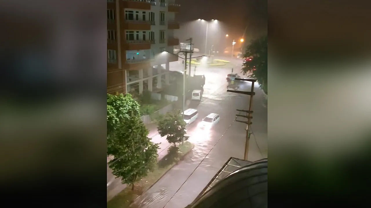 Çarşamba'da sağanak yolları göle çevirdi