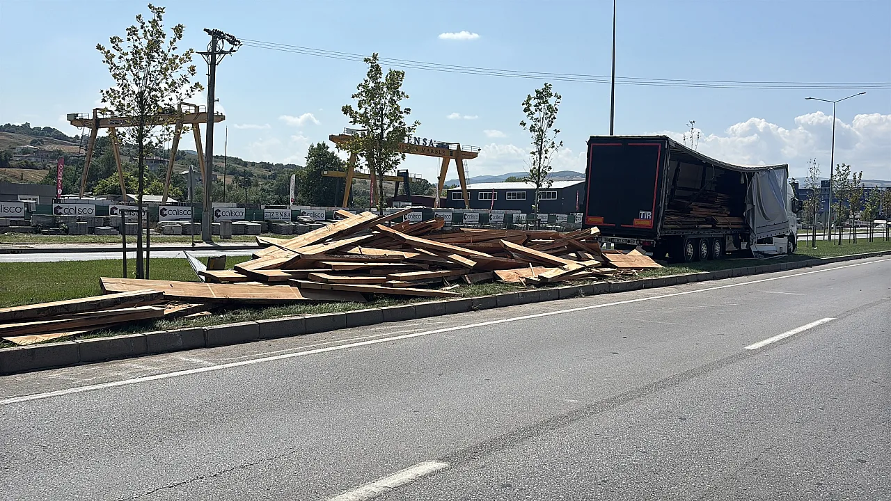 Samsun'da tırdan yola saçılan keresteler ulaşımı aksattı