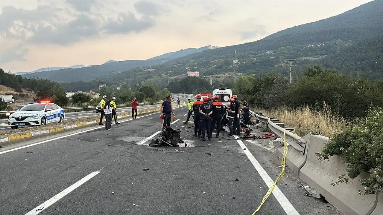 Bolu D-100'de refüjü aşan otomobil faciaya yol açtı: 1 kişi yaşamını yitirdi, 2 sürücü ağır yaralandı