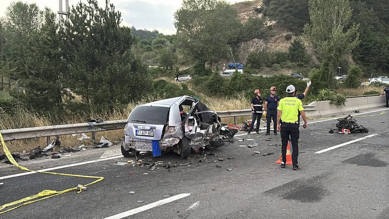 Bolu D-100'de refüjü aşan otomobil faciaya yol açtı: 1 kişi yaşamını yitirdi, 2 sürücü ağır yaralandı