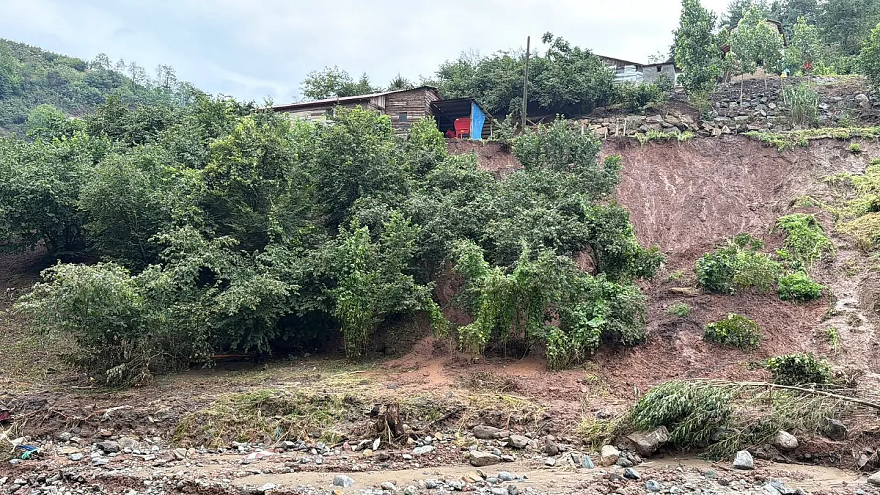 Giresun'da sel felaketi: Kayıp 2 kişiyi arama çalışmaları sürüyor