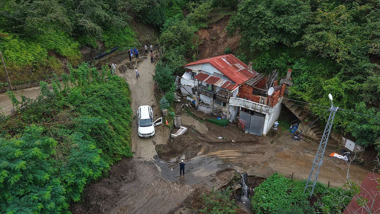 Giresun'da sel felaketi: Kayıp 2 kişiyi arama çalışmaları sürüyor