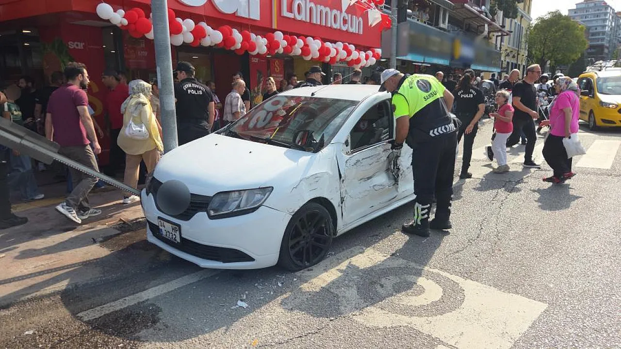 Kamyonun çarptığı otomobil direk ile kamyon arasında sıkıştı: 1 yaralı