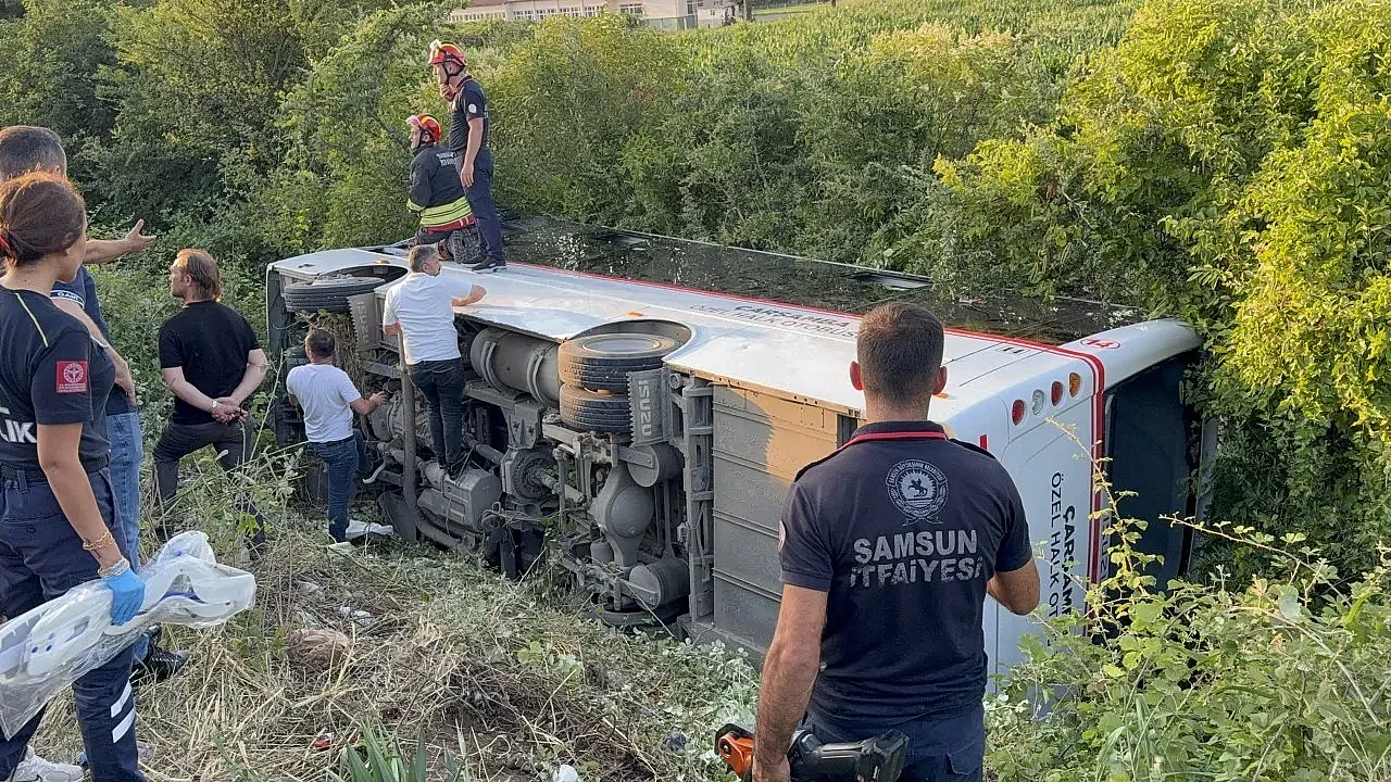 Çarşamba özel halk otobüsü devrildi: 21 yaralı