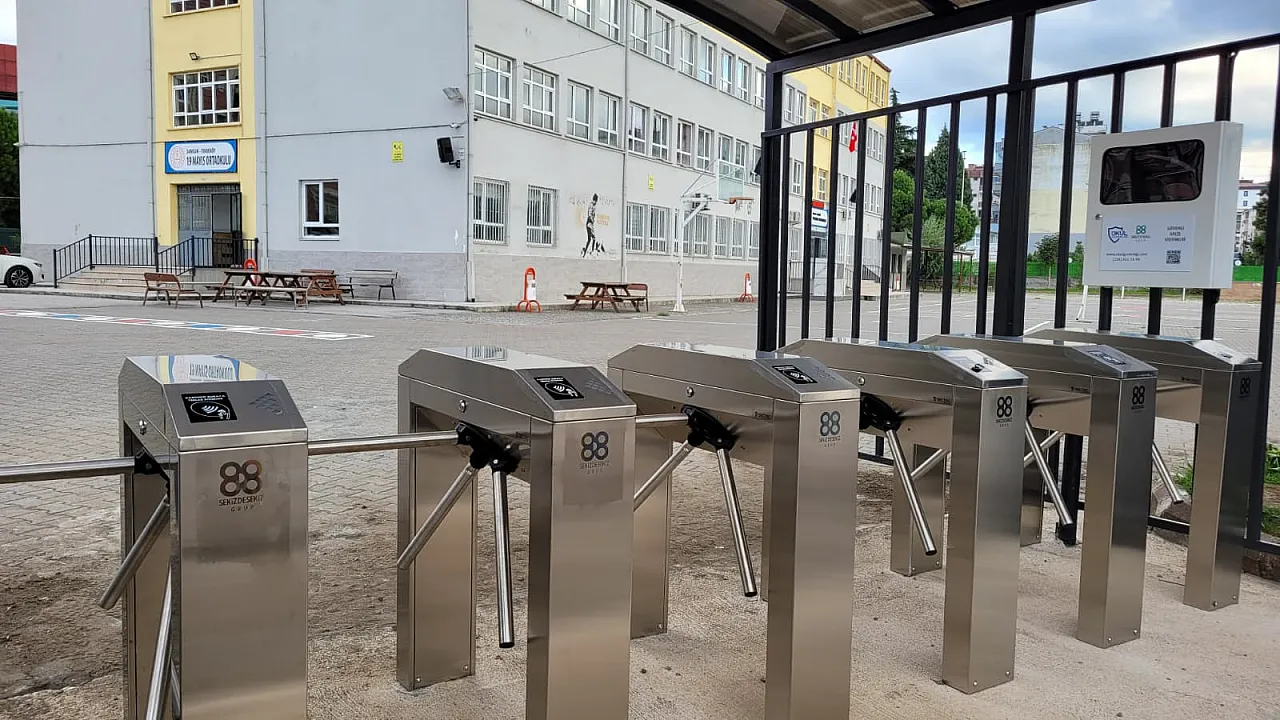 Tekkeköy'de ortaokul girişine turnike sistemi kuruldu
