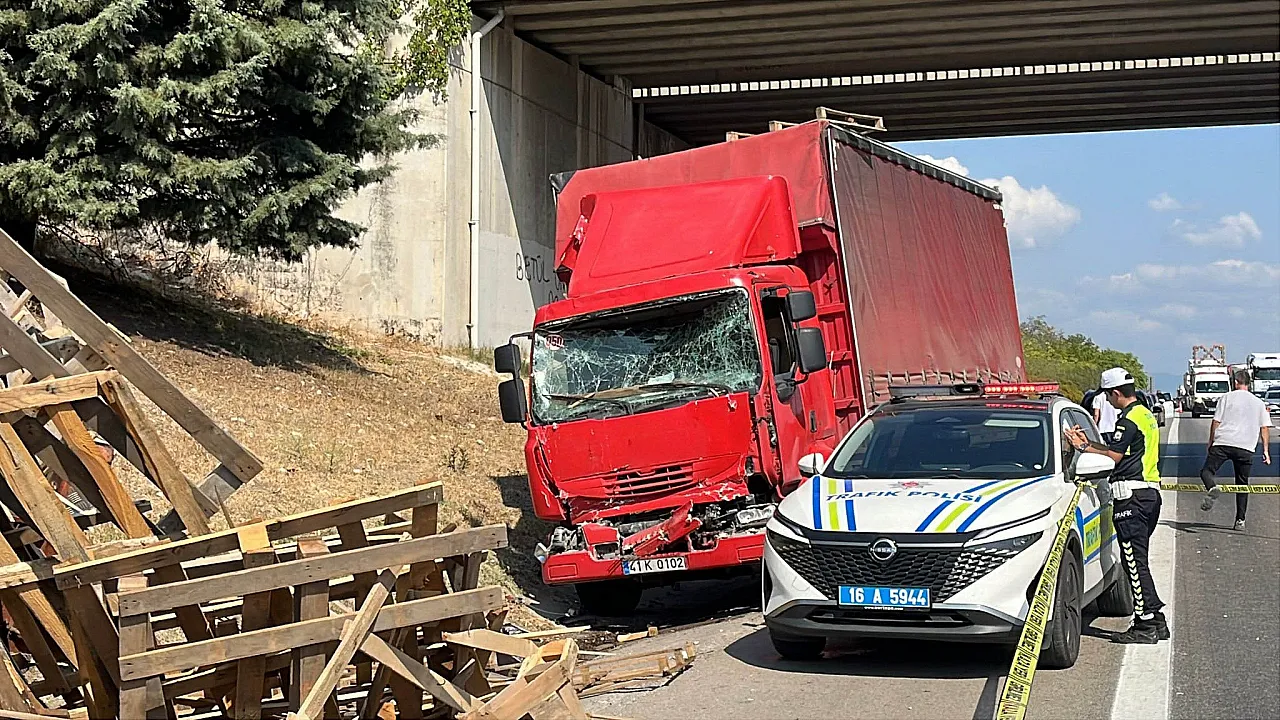 Arızalanan kamyonetin altında can verdi