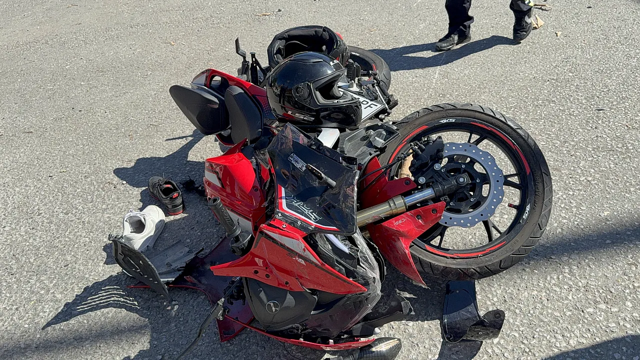 Motosiklet ile otomobil kavşakta çarpıştı: 2 yaralı