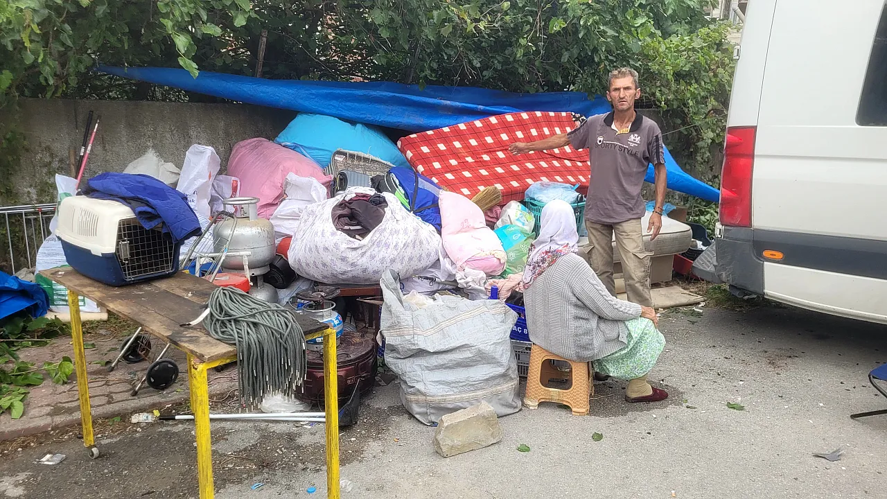 Eşyalarını otoparka taşıyan aile yeni evine yerleştirildi