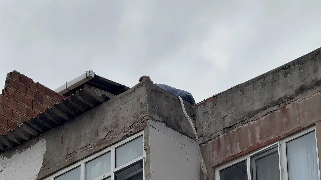 Samsun'da çatıya çıkan genç kadın ekipler tarafından indirildi